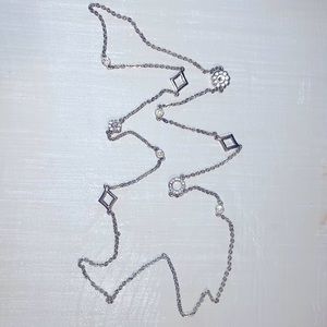 Gold chain necklace with diamond and flower details